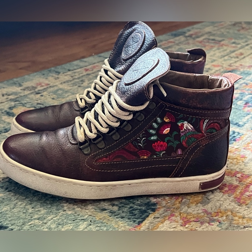 Inkkas leather camping boots.